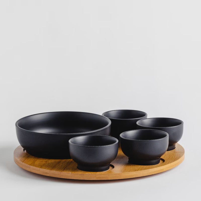 Čierna porcelánová servírovacia sada misiek. 