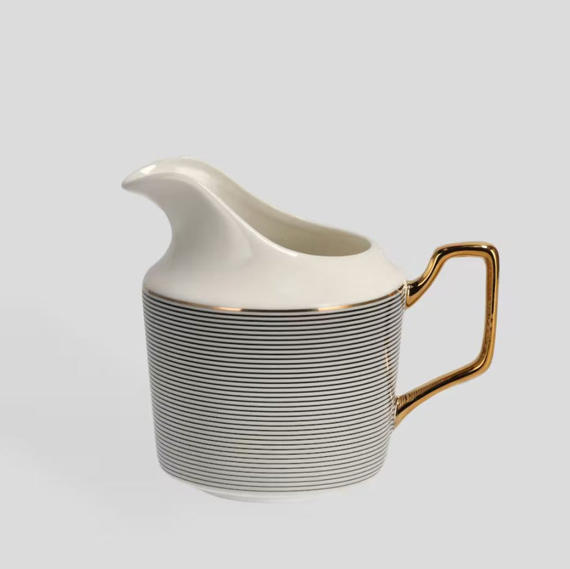 Čierna porcelánová mliekovka so zlatým uškom.