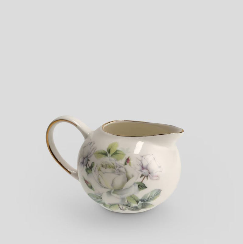 Biela mliekovka vyrobená z kvalitného porcelánu s kvetovým motívom
