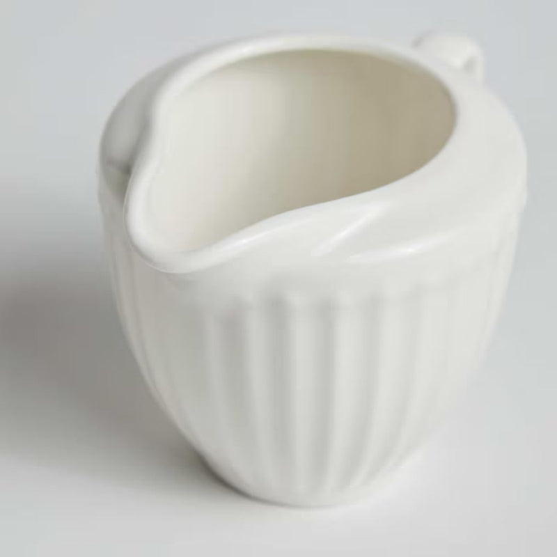 Biela porcelánová mliekovka.