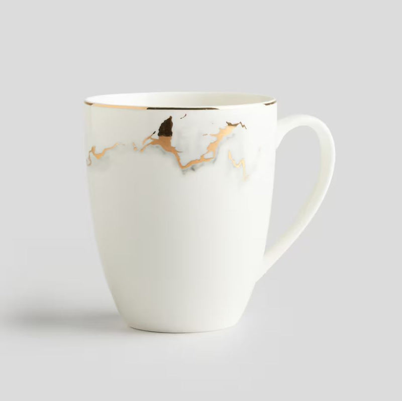 Biely hrnček z porcelánu.