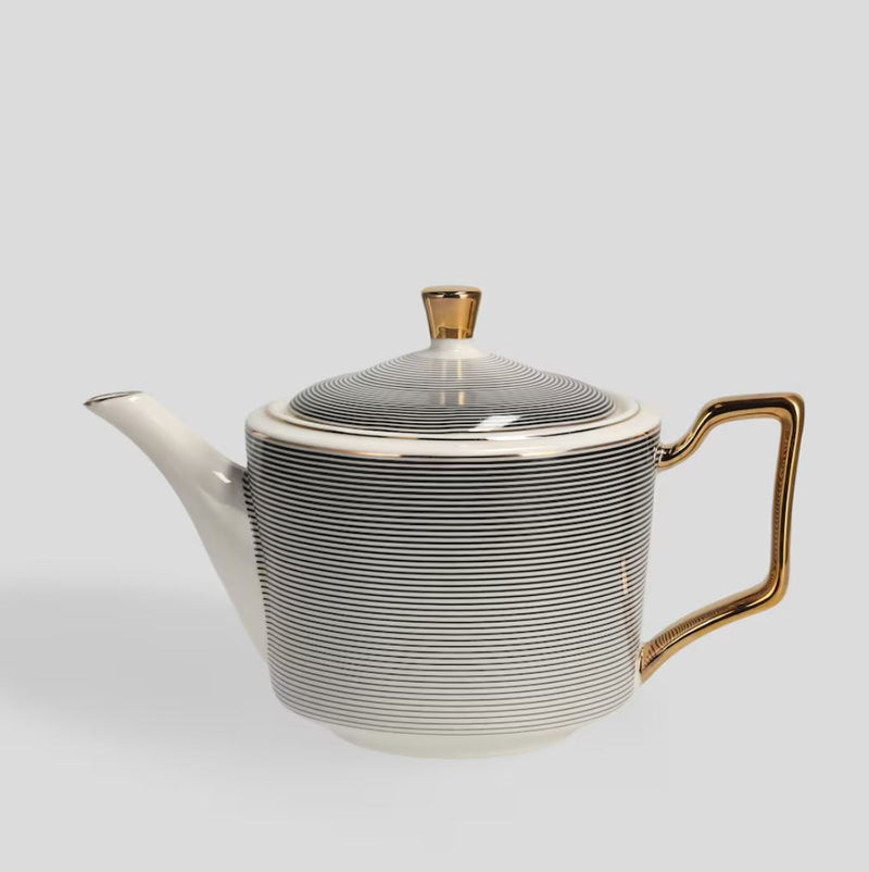 Čierny porcelánový čajník so zlatým uškom.