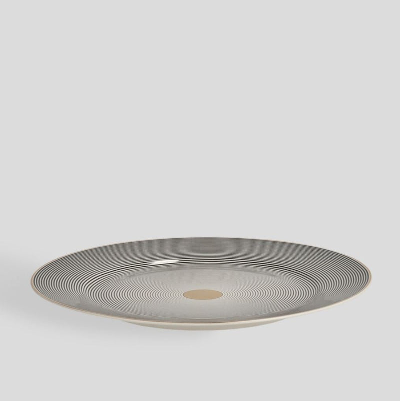 Čierny porcelánový plytký tanier.