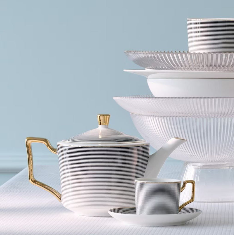 Čierny porcelánový čajník so zlatým uškom.