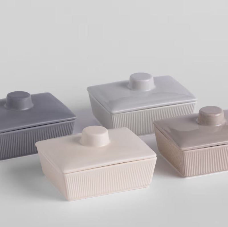 Sivá dóza na maslo z tvrdeného porcelánu. 