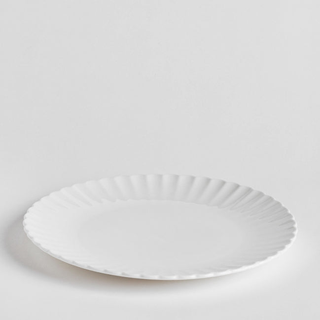 Biely porcelánový plytký tanier.
