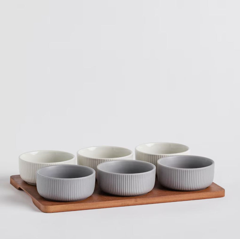 Sivá porcelánová servírovacia sada misiek.